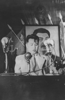 /[https://ru.wikipedia.org/wiki/Ким_Ир_Сен|Ким Ир Сен] (1912—1994) — основатель северокорейского государства и его руководитель с 1948 по 1994 г.