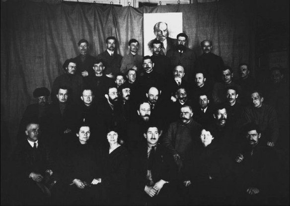  В. И. Ленин в группе делегатов IX съезда РКП(б). Москва, март – апрель 1920 г. (из фондов РГАСПИ)