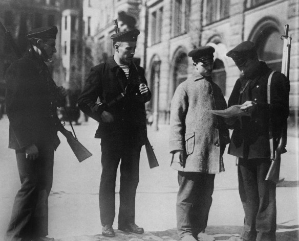 Проверка документов у входа в Смольный. Ноябрь 1917 года.