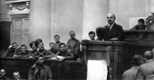 Ленин выступает в Таврическом дворце с [https://ru.wikipedia.org/wiki/Апрельские_тезисы|Апрельскими тезисами]. Петроград, 4(17) апреля 1917 года.