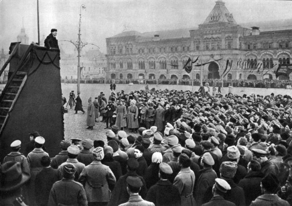 В.И.Ленин произносит речь на Красной площади в день празднования 1-й годовщины Великой Октябрьской социалистической революции. Москва, 7 ноября 1918 года.