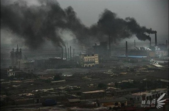 Пепел, извергающийся из двух огромных труб электростанции Lasengmiao, находящейся во Внутренней Монголии, покрывает землю и водоёмы близлежащих деревень. 26 июля 2005 г. Фото к статье [http://vopros.ua/page/current/6006|«Последствия экономического чуда в Китае»].