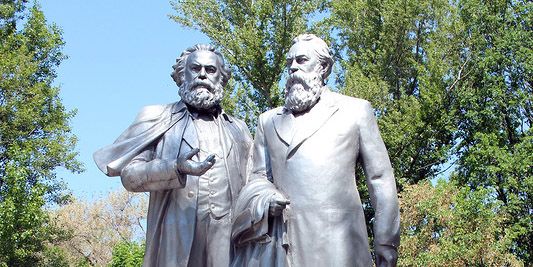 /Памятник Карлу Марксу и Фридриху Энгельсу. Установлен в 1961 году в г. Белгород