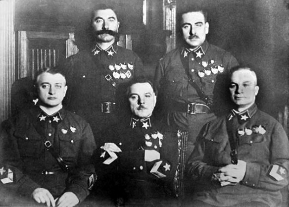 Первые пять маршалов Советского Союза. Слева направо, сидят: Тухачевский (расстрелян), Ворошилов, Егоров (расстрелян); стоят: Будённый и Блюхер (арестован, умер в Лефортовской тюрьме от пыток).
