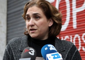 /[https://es.wikipedia.org/wiki/Ada_Colau|Ада Колау Баллано] (род. 1974) – испанский общественный и политический деятель, мэр Барселоны с 2015 года, первая женщина на этом посту.