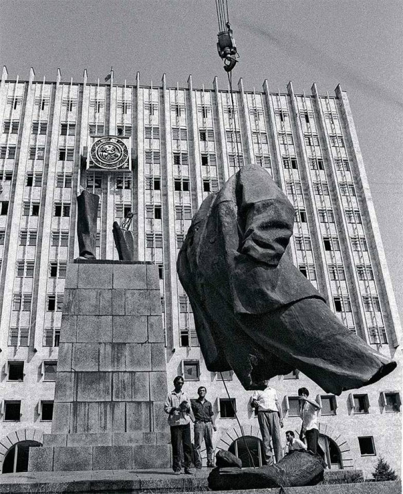 Демонтаж памятника Ленину в Сухуми, 1991 год